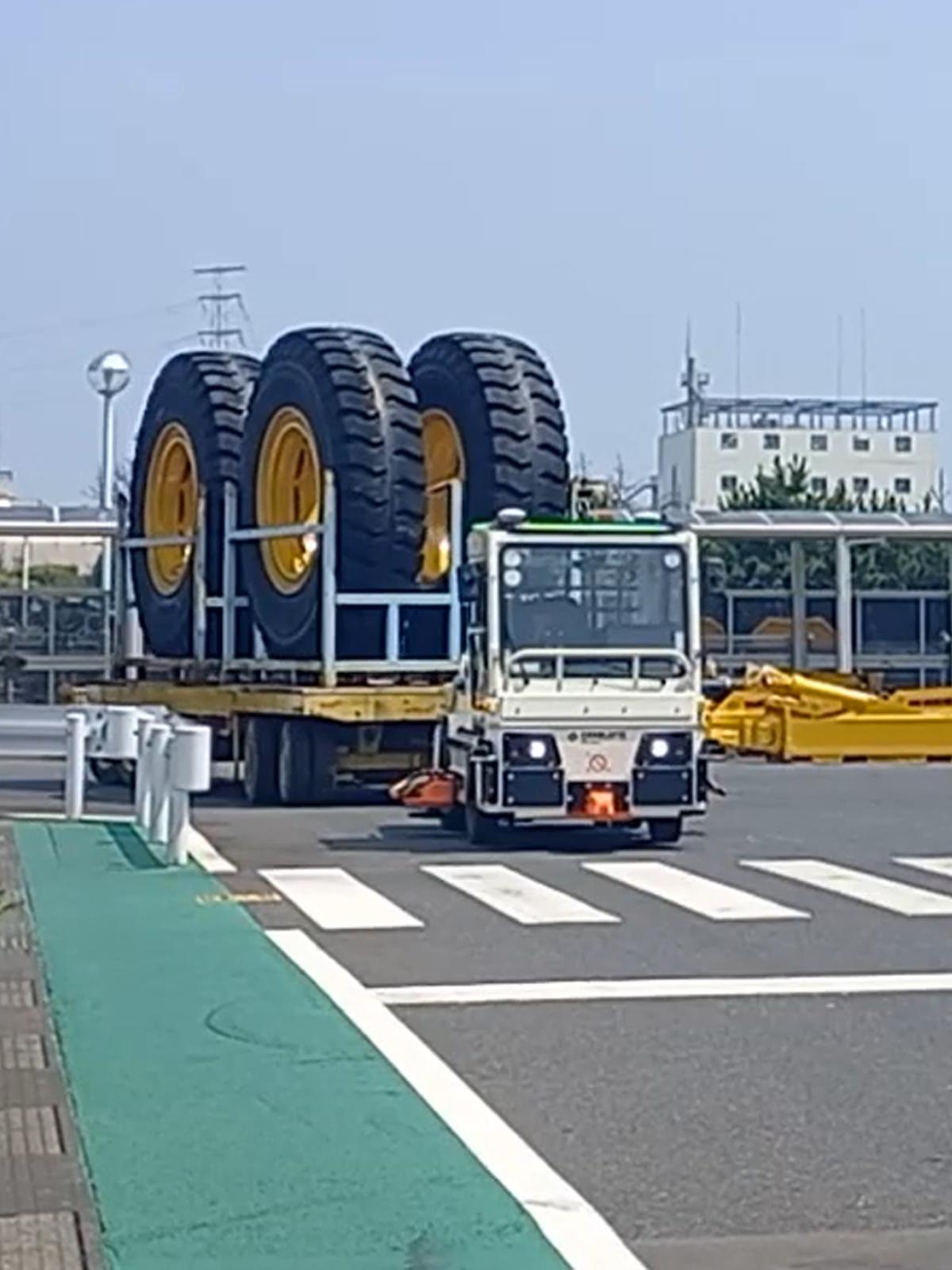 AT135 Autonom Tract — Autonomous Electric Baggage Tractor view 2