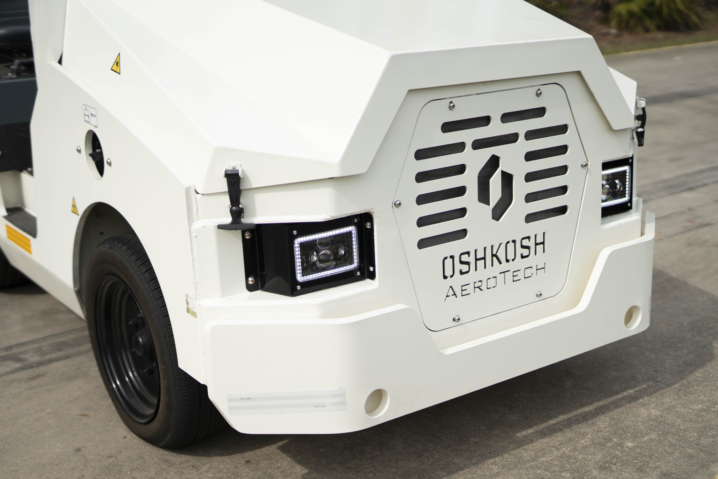 Oshkosh AeroTech B80 Electric Baggage Tractor view 2