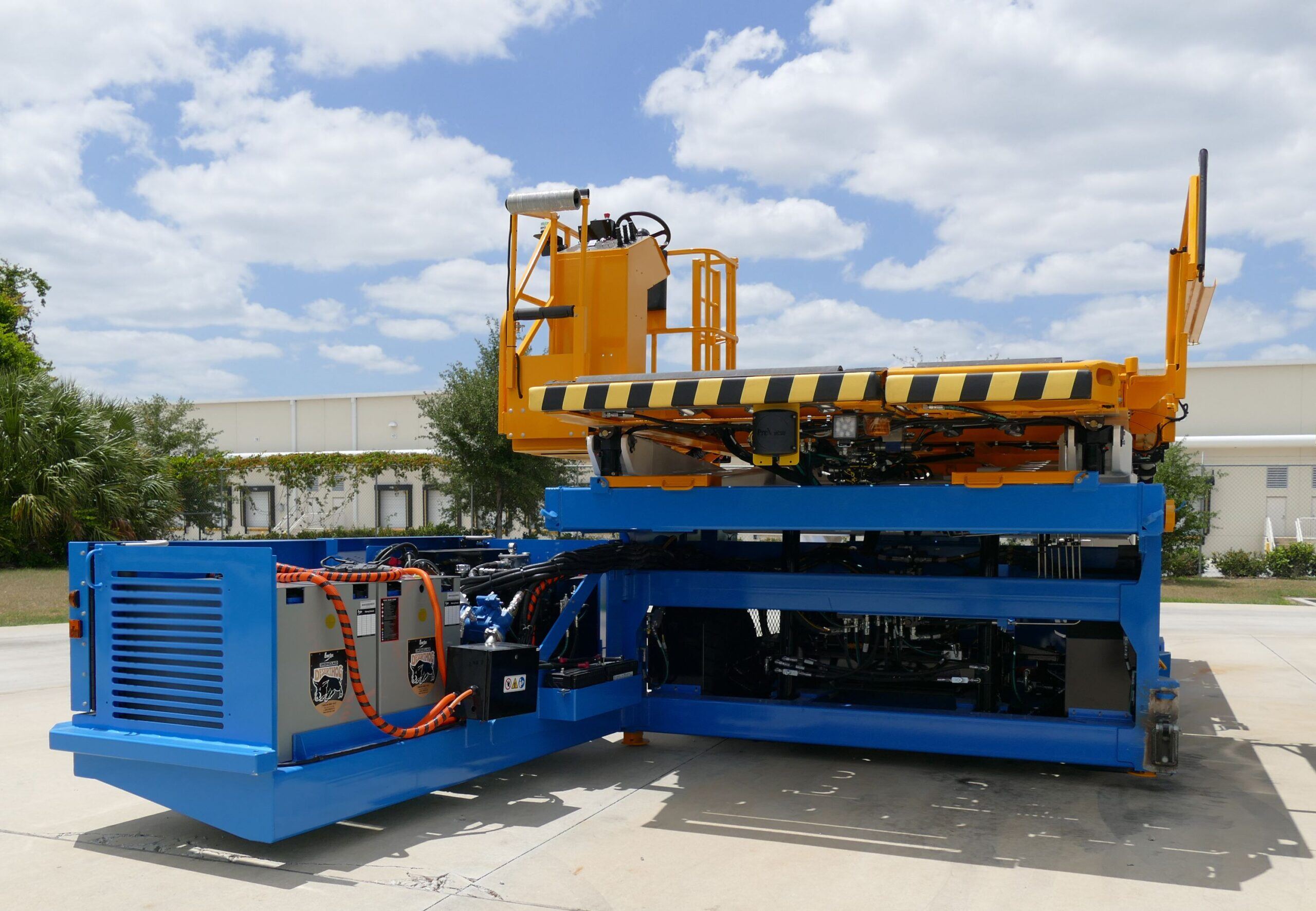 Oshkosh AeroTech Commander 15i-E Electric Cargo Loader