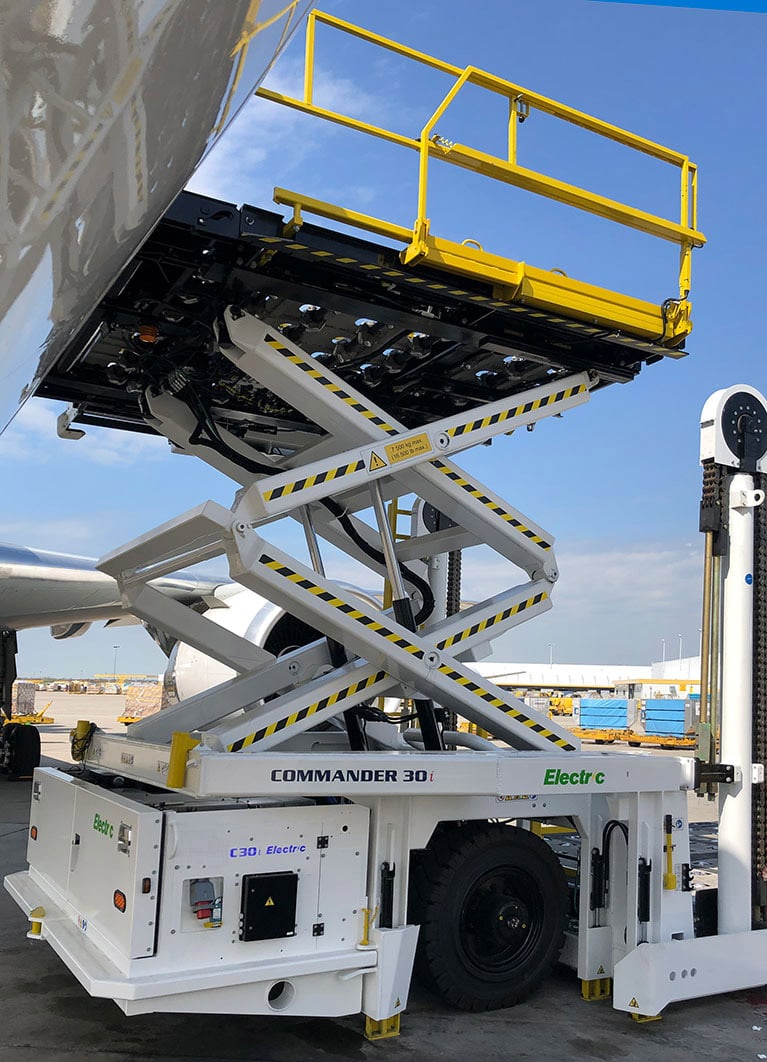 Oshkosh AeroTech Commander 30i-E Electric Cargo Loader view 3