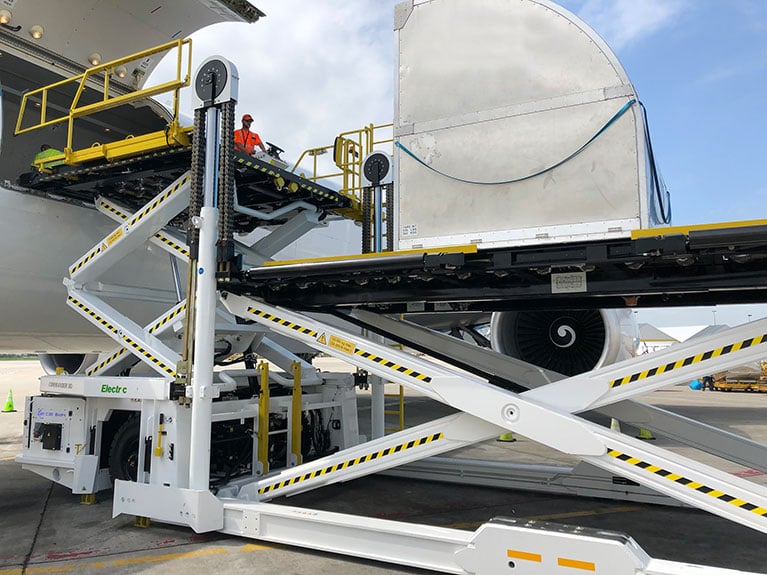 Oshkosh AeroTech Commander 30i-E Electric Cargo Loader