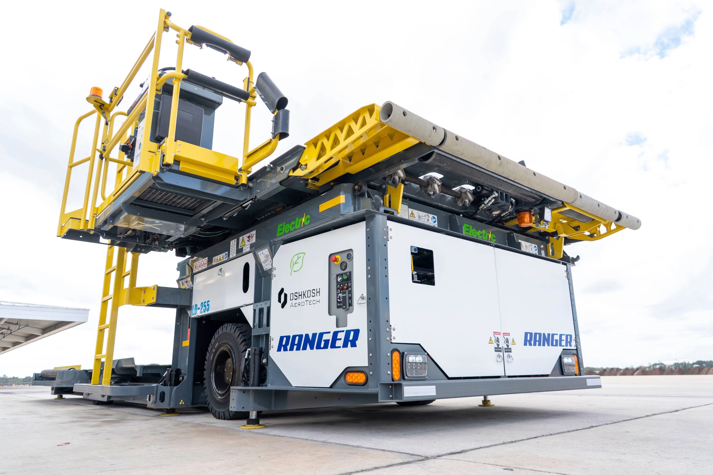 Oshkosh AeroTech Ranger 15E Electric Cargo Loader